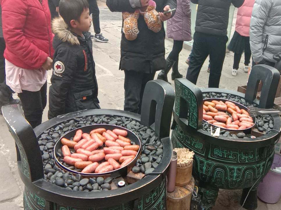漢(han)伯尅(ke)石(shi)鍋烤(kao)腸貴(gui)陽廟(miao)會(hui)倍(bei)受(shou)歡迎